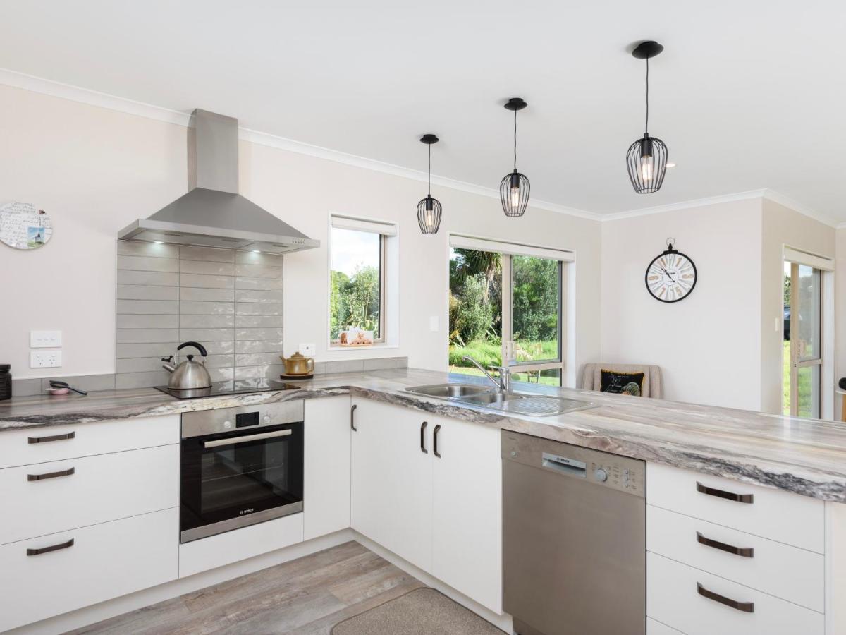 Modern Beach Break - Waihi Beach Holiday Home ภายนอก รูปภาพ
